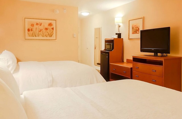 Great Relaxing Stay! Outdoor Pool, Free Breakfast, Onsite Parking!