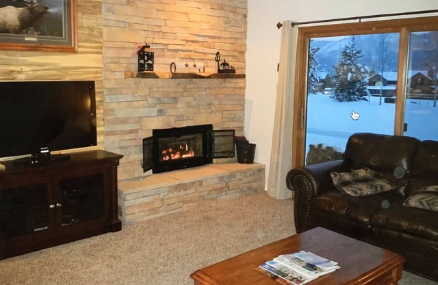 Great Summer Rates at this perfectly located condo with pool and hot tubs!
