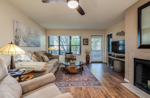 Great unit in sought after Greens at Ventana Canyon.