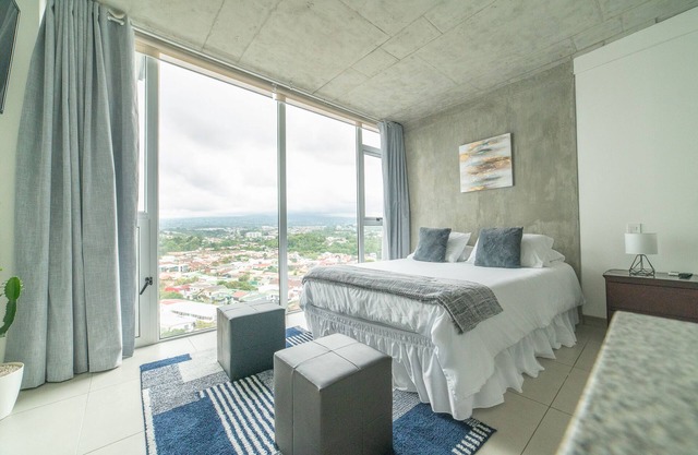 Great Veiws 17th Floor IFreses! WiFI, A/C, Pool.