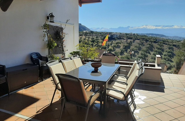 Great villa at the foot of the Sierra de la Huetor 12 km from Granada