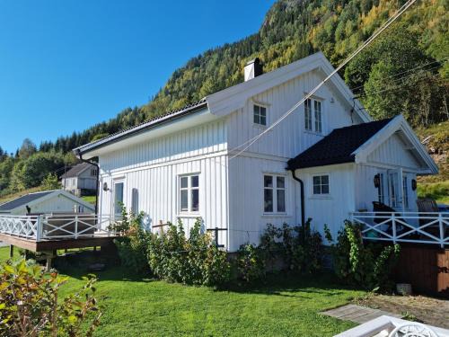 Great white cottage in Bygland