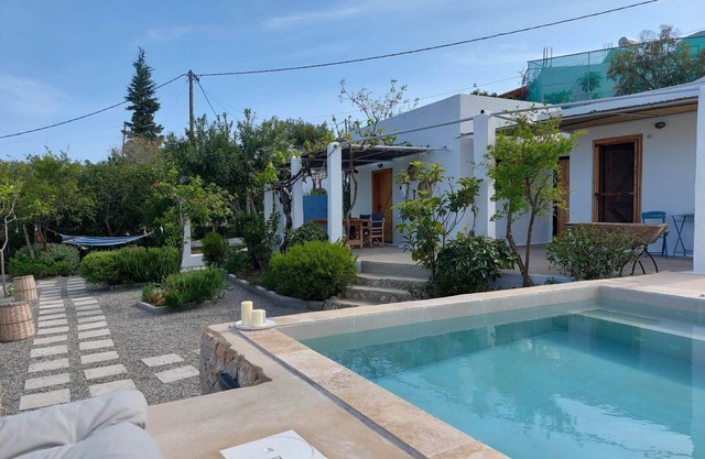 Greek cottage in a quiete privet garden close to the beach.