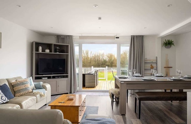 Green Haven | Cotswold Lakehouse + Games + Views