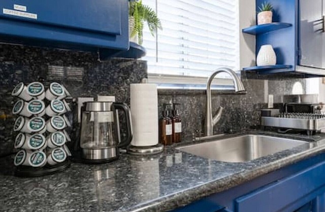 Green Oasis Retreat: 3 Bedrooms, Game Room with Air Hockey, Backyard Paradise with Cornhole, Gazebo, BBQ, and Eclectic Patio Delights