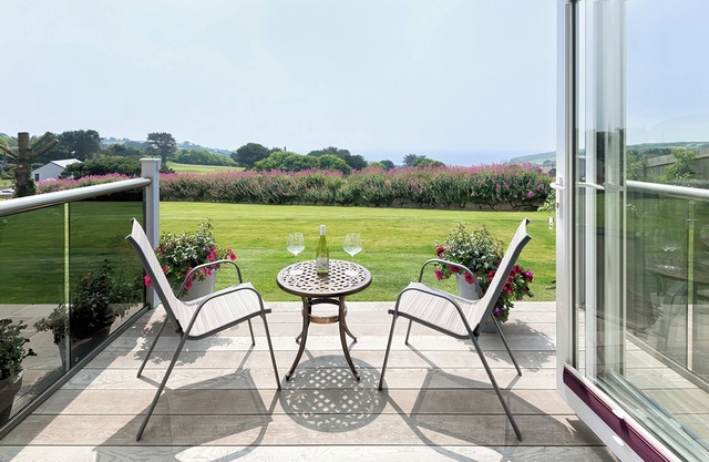 GREENSIDE STUDIO, romantic, country holiday cottage in Praa Sands