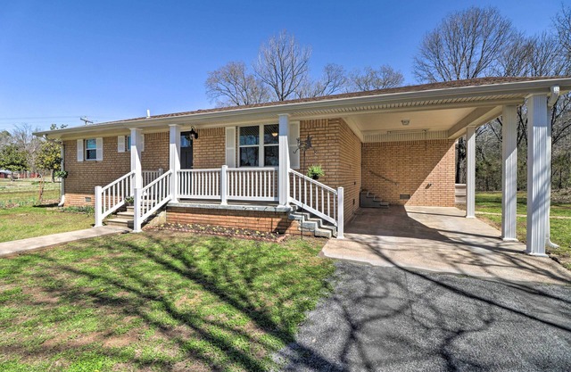 Greers Ferry Home w/Yard, < 1 Mi to Marina!