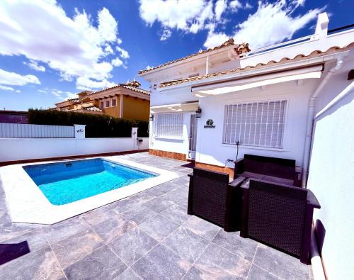Gregorys Poolside Villa