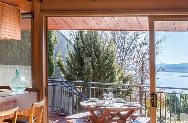 Grey Kangaroo - 2BR l Lake Front l Pet Friendly l Air-Con l BBQ l WiFi