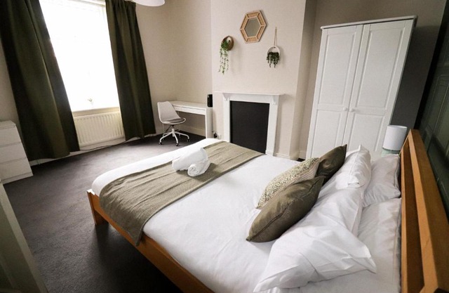 Grey St Apt - Free Parking - King Bed - Long Stays Welcome - Under New Management