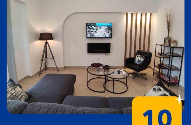 Grey Swan - Modern & Stylish apartment with Private Parking