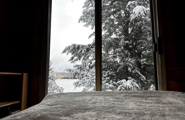 Grinmore Lakehouse with Panoramic View & Hot Tub