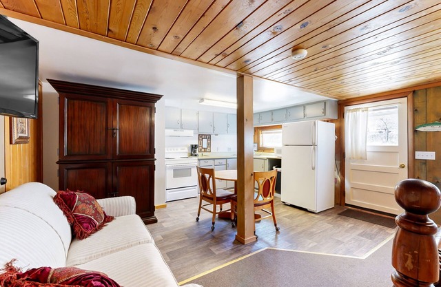 Ground-floor aparthotel with deck, kitchen, volleyball, mtn views