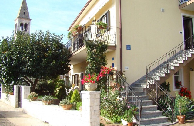 Ground floor Apartment Orzan I with terrace near to the Beach