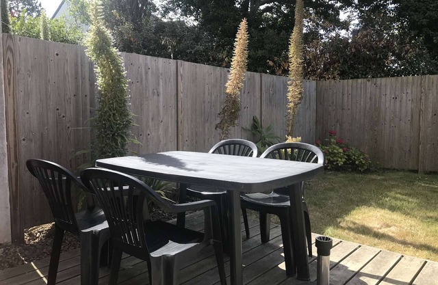 Ground floor apartment with direct beach access, parking and WIFI in Trégastel