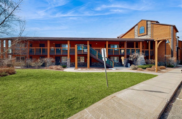 Ground-floor hotel-style condo with fast WiFi, central AC, & kitchenette