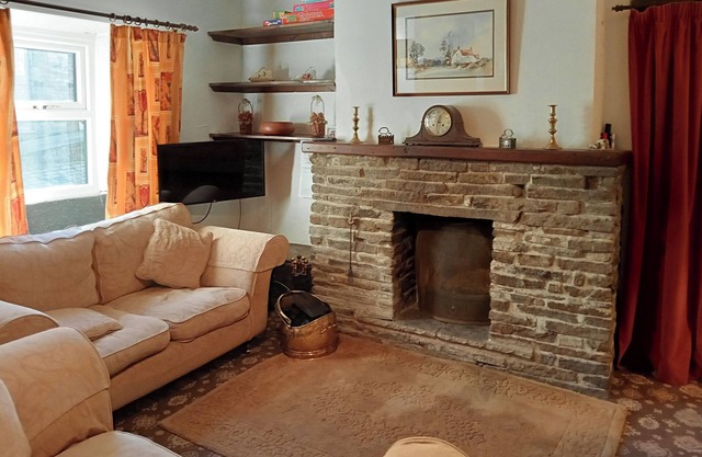 Ground Floor: nLiving room: TV, Freesat, Open FirenDining room.