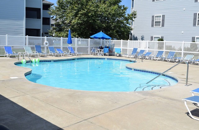 Ground Level Condo w/Two Bedrooms Sleeps 4 w/Pool & Parking
