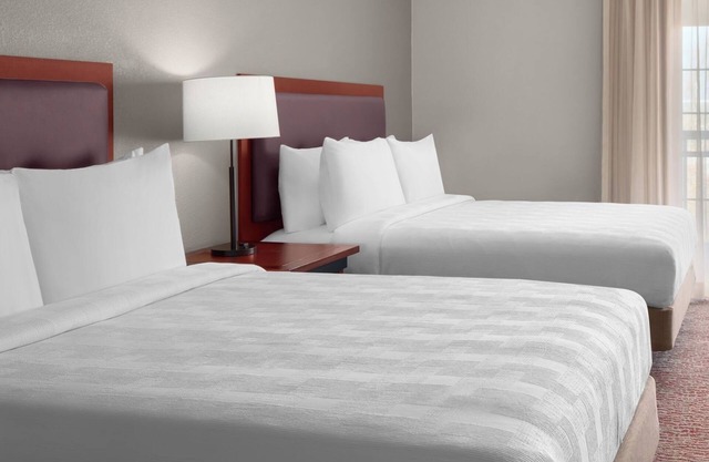 Group Comfort – Homey Suite w/Kitchen, Living Area & Free Airport Shuttle