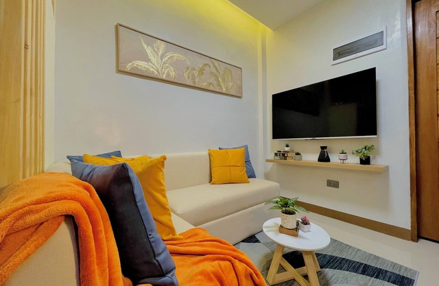 Group-Friendly Stay, Minutes from the Airport H02
