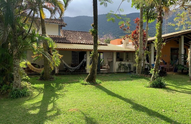 Guaecá - gated community house, 90 m from the beach access through the garden.