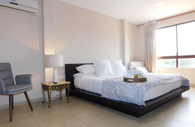 Guayaquil Casa Esmeralda Amplia Excelente Sector Privado muy Seguro & Comercial