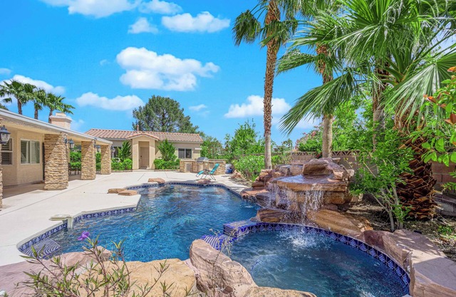 Guest House #A Poolside Oasis King Bed, BBQ, Basketball, Mini Golf & Pool