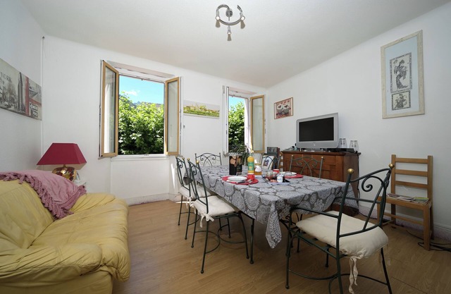 Guest House 'Chambre Verte' with Mountain View and Wi-Fi