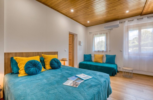 Guest House 'Les Tables Aux Vaches' with Private Terrace, Wi-Fi and Air Conditioning