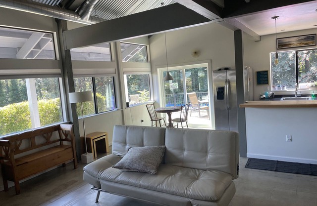 Guest House located in between Lake Oswego and West Linn. 20 Minutes