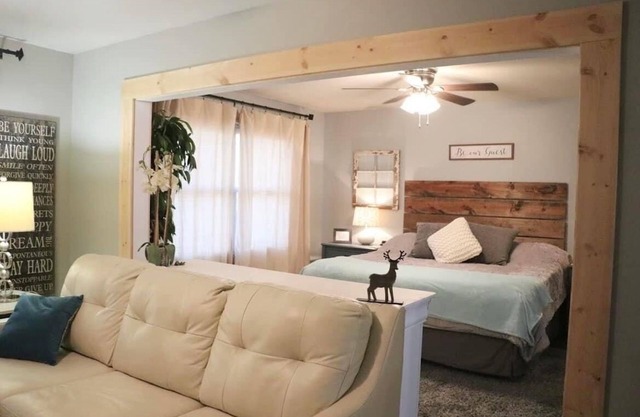 Guest suite sleeps 18 with 7 bedrooms just 10 miles from the U of I!