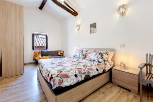 GuestHost - My Little Pink House