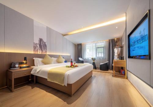 GUI YUAN ZHEN PIN HOTEL- Approximately 3 kilometers from the East Gate of Zhangjiajie National Forest Park - Free one-way pick-up or drop-off service for over 3 nights - English speaking customer service