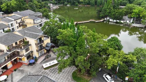 Guilin Camphor Country House Free pick-up service at train station for two nights
