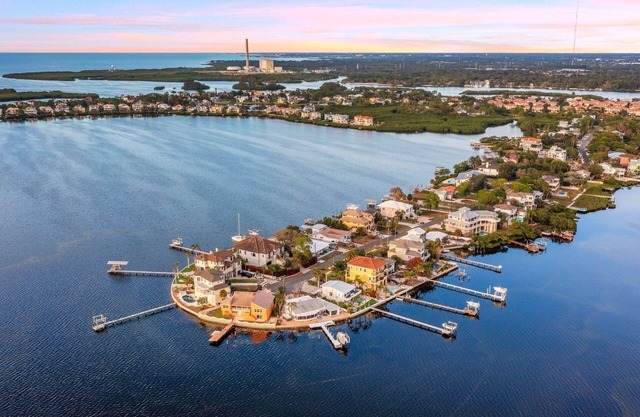 Gulf front Island home with heated pool & dock in Tarpon Springs
