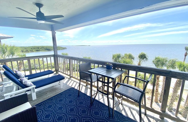 GULF-FRONT, TOP FLOOR, 2 BED, 2 BATH CONDO. POOL, BOAT PARKING, GREAT LOCATION!