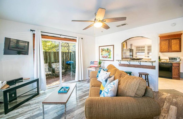Gulfport Cottage 1 Mile From Beach! pet friendly