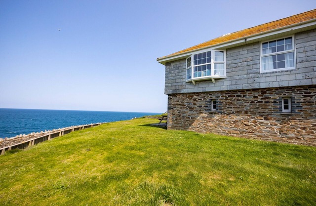 GULLAND, country holiday cottage, with a garden in Port Isaac