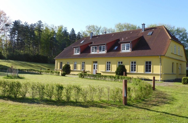 Gut Rattelvitz Parterre C, hochwertig, Sauna, Kamin, eTankstelle, Spielscheune, 15.000qm Parkland