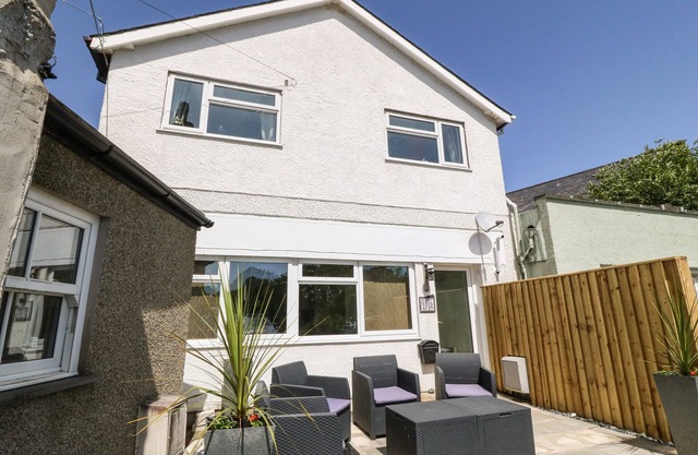 GWEL AFON, pet friendly, character holiday cottage in Llanystumdwy