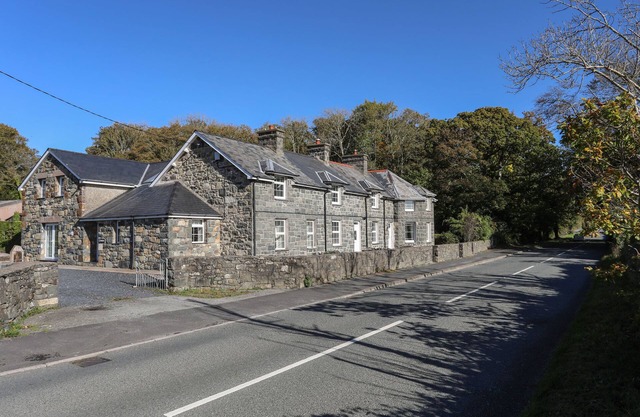 GWYNLE - LLANYSTUMDWY, romantic, with a garden in Criccieth