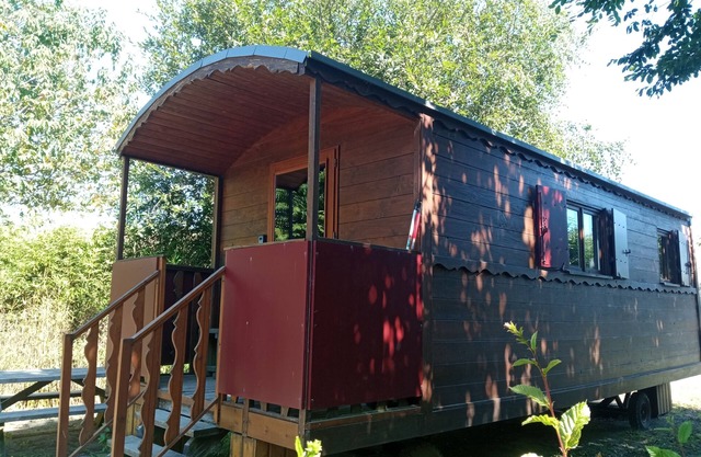 Gypsy caravan in the middle of the countryside in Mont-Saint-Michel bay for 2 to 4 people.
