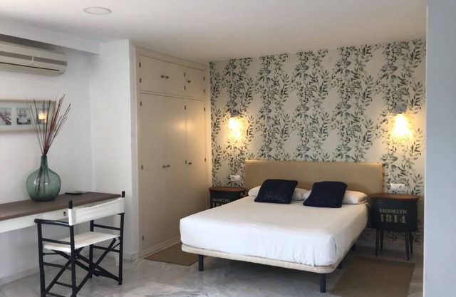 H. Nomad Suite - One Room Hotel, Sleeps 2