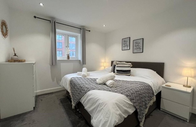 H17 Regency- Large 1 bed apartment, w/free parking