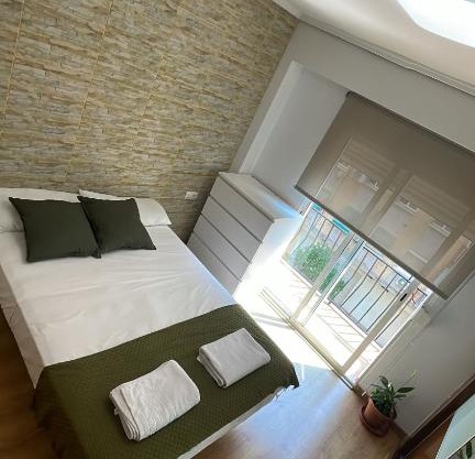 Habitación con balcón en piso compartido