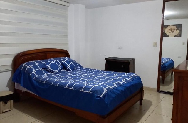 Habitación independiente con baño completo dentro de la habitación, sector jipijapa, por la plaza de toros Quito, parqueadero, tiene Internet, agua caliente