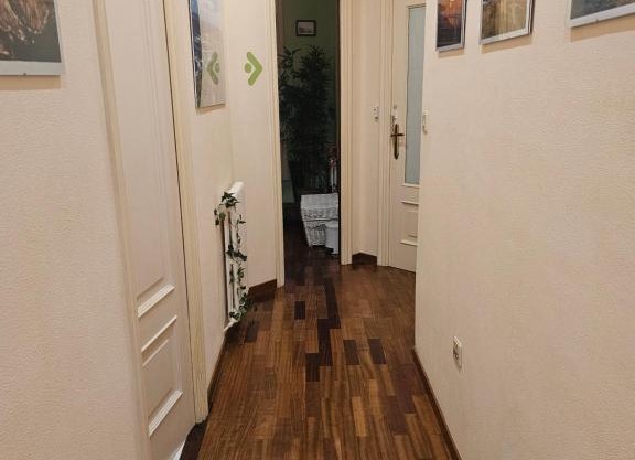 Habitacion amplia y centrica en piso compartido