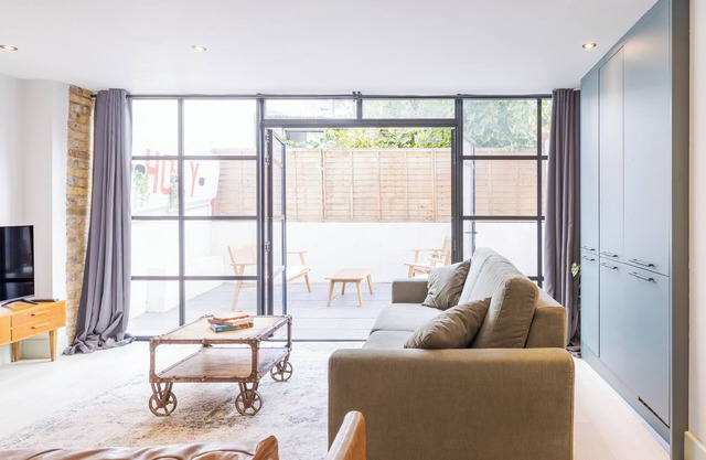 Hackney 1 Bed Garden Flat Sleeps 4 Adults