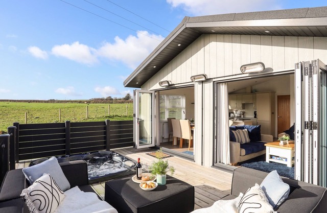 HAFOD 3, pet friendly, country holiday cottage, with pool in Abersoch