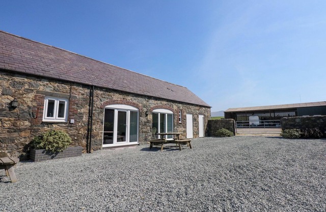 HAFOD, family friendly, with a garden in Pontllyfni